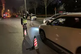 坑人！郑州一男子喝完酒叫代驾，代驾司机竟也是酒驾，车辆被扣图片