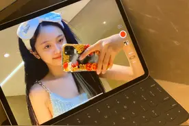 睡前福利！吴宣仪居家look素颜出镜 咧嘴做鬼脸玩超嗨图片