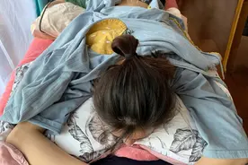 钟楚曦自曝腰韧带受伤 腰背部扎满针灸直呼动弹不得图片