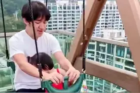 王祖蓝陪女儿在楼顶荡秋千 李亚男拍视频记录温馨幸福图片