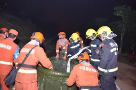 泸山山火复燃威胁城区 四川消防11个救援支队彻夜阻击火势蔓延图片