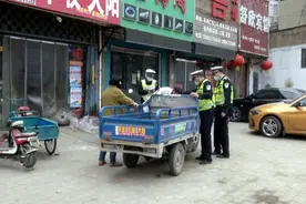 联合执法 重拳出击 嘉祥杜绝“三小车辆”禁行再反弹图片