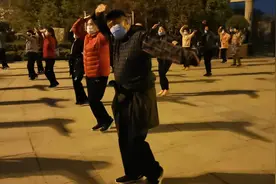 灵魂舞者！河南69岁广场舞大叔“硬核”舞姿引围观图片