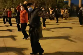 灵魂舞者！河南69岁广场舞大叔“硬核”舞姿引围观图片