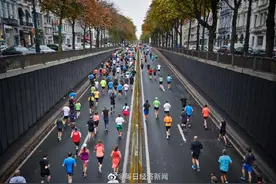 1000多场马拉松暂停 无赛可跑，成都一女子客厅跑步6公里图片