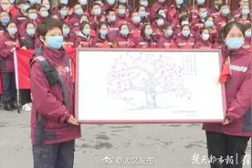 援汉医护137个红手印组成樱花图，祝武汉早日恢复如常图片