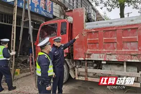 整治交通问题顽瘴痼疾 桃江交警联合多部门开展改装车切割行动图片