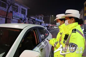 交口：英姿飒爽女交警 路面执勤保畅通图片