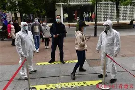 “无疫情小区”绿旗，飘扬在重启的江汉路步行街图片