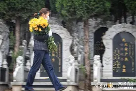 一墓一花！济南市殡仪馆工在玉函山公墓开启清明代客祭扫模式图片