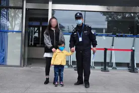 妈妈让6岁姐姐在家照看3岁妹妹，结果妹妹戴着口罩独自出门还迷了路……图片