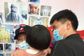 迟到53天的拥抱 牵动人心的2岁汤圆在妈妈怀里睡着了图片