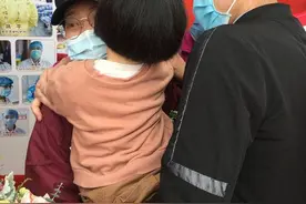 迟到53天的拥抱 牵动人心的2岁汤圆在妈妈怀里睡着了图片