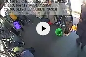 追踪｜蹊跷：公交车载监控视频已调出，多角度显示直到下车黑包一直在其妻子手中？图片