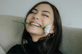 她连续两年被评“全球最美面孔”：曾为漫威画封面，凭“厌世脸”打败日本甜美风图片