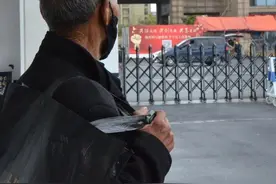 一张银行催款单，江苏八旬老人独自来杭州找孙子图片