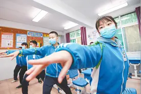 广播操做起来图片