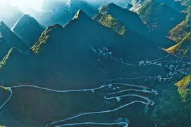 修路四千里 劈山为脱贫图片