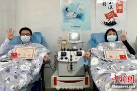 武汉两位新冠康复者连续四次捐血浆图片