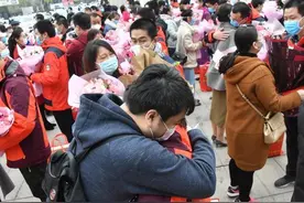 君归来，与君欢颜，从此永留身边！郑州援鄂医疗队员及随行记者结束休养观察，与家人团聚图片