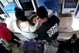 自助结账时做手脚，一对情侣在盒马恶意逃单10余次，总案值达8200元图片