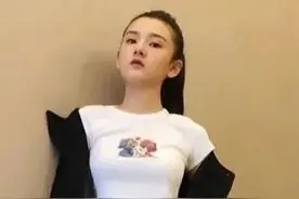 时髦办 | 祖儿示范：白T恤作内搭，才不是白搭图片