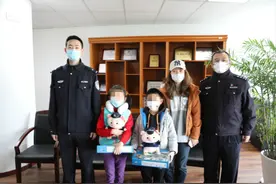 新闻追踪：拾金不昧的“小神探”找到了！8岁的他从小就有警察梦图片