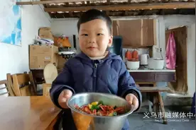 “爸爸，快回来吃龙虾”面对两个多月没见爸爸，孩子这么说图片