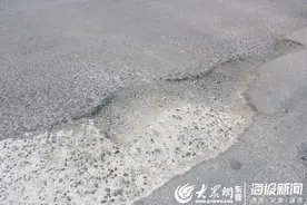 网友反映路面破损出现深坑 河口综合行政执法局：已列入维修计划图片