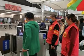 云南女子来穗打工被骗流落街头，热心志愿者送车票助她回家图片