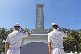 海军西沙某水警区举行祭扫仪式缅怀先烈图片