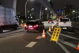 男子晚上公交车站停车被警察包围！老爸做这事吓哭车上女儿图片