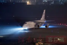 两架空中“巨无霸”平稳降落郑州机场，下一站：欧洲图片