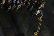 他离开航母时，他们高喊“舰长！”图片