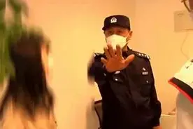 青岛女大学生遭遇“模卡”骗局，现场民警因记者拍摄暂停执法？图片