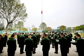 武警杭州支队官兵脱帽伫立 为逝去者默哀图片
