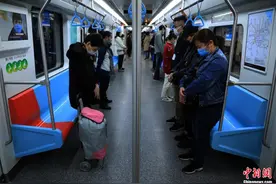上海地铁停靠站台3分钟并鸣笛 乘客起立默哀图片