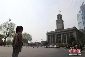 全国哀悼日：防空警报响彻武汉三镇 民众自发悼念逝者图片