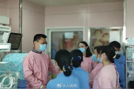 仅22周！全国第二小胎龄超早产儿出院图片