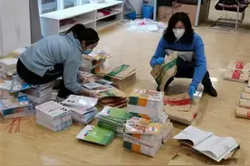 教师化身“快递小哥”，武汉中小学生陆续领到纸质教材图片