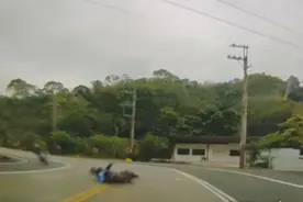 惊悚！军人骑车过弯“压车”失控 滑入对向车底当场惨死图片