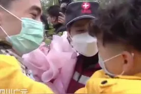 赵英明回家了！老公携子抱花迎接幸福相拥图片