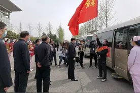 凯旋！泰安市委书记崔洪刚、市长张涛迎接援助湖北医护人员回家图片