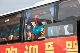 青岛市第二批援鄂医疗队英雄们凯旋 欢迎归来图片