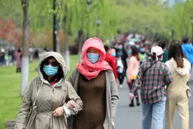 西湖美景四月天 游客踏春防疫两不误图片