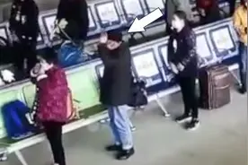 火车站响起警报 老爷爷缓缓脱帽低头默哀看哭网友图片