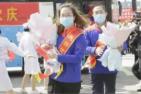 眼熟！滨州援鄂英雄回家 穿的是向尚服饰图片