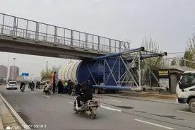 卸掉俩车轮 大货车仍被卡天桥图片