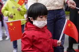 英雄归来｜小朋友接爸妈回家：终于可以抱抱亲亲，我想你啦！视频封面