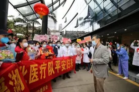 欢迎回家！钟南山院士迎接除夕驰援武汉广东医疗队图片